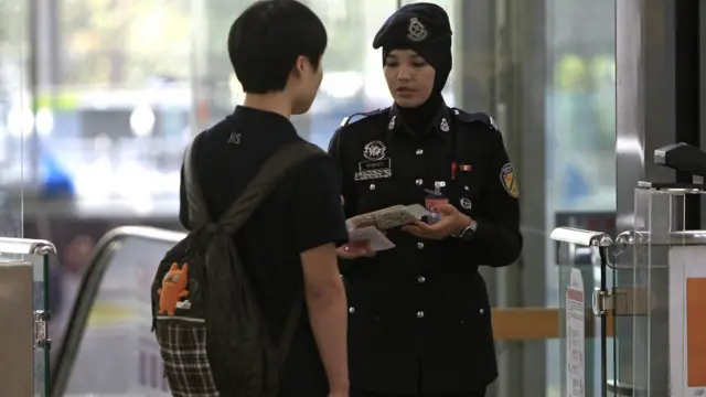 马来西亚当局证实正调查两名怀疑盗取他人护照登机的乘客身份。BBC证实这两名乘客原定从北京转机往阿姆斯特丹。