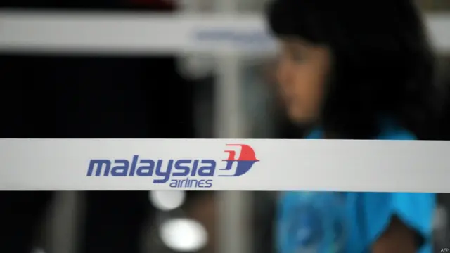 吉隆坡国际机场内一条印有马航标志的分隔带子（9/3/2014）