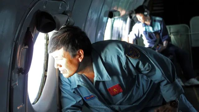 چین، مالزی، ویتنام، فیلیپن و حتی آمریکا، با هواپیما و کشتی، در منطقه گشت می‌زنند، اما با وجود سی ساعت جستجو، هنوز نشانه ای از این هواپیما، پیدا نشده است 