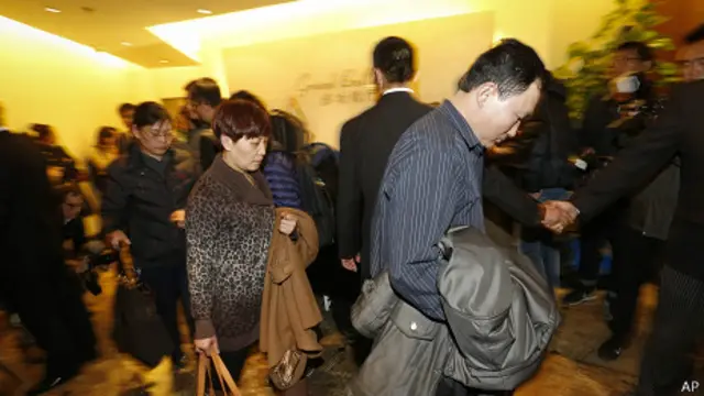 Familiares de pasajeros a bordo del vuelo desaparecido en Pekín