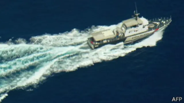 Embarcación de la policía marítima de Malasia en labores de búsqueda
