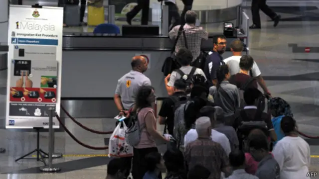 马来西亚官员称，他们已经掌握两名持假护照登机男子的监视视频。