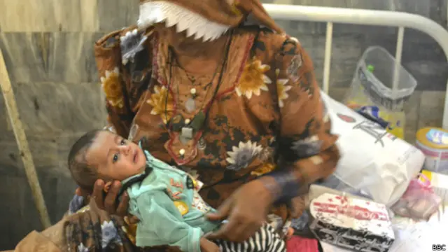 ڈاکٹروں کا کہنا ہے کہ کہیں دوسرے ہپستال میں مریضوں کے داخلے کی سہولت دستیاب نہیں، اسی لیے بھی تمام مریض یہاں کا رخ کر رہے ہیں، جہاں عام دنوں میں او پی ڈی سو سوا ہوتی تھی وہاں پانچ سو مریض پہنچ چکے ہیں