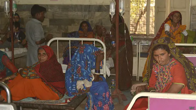 وزیر اعلیٰ سید قائم علی شاھ نے اتوار کو مٹھی اور آس پاس کے علاقوں کا دورہ کیا اور بتایا کہ کئی درجن طبی ٹیمیں میدان میں اتار دی گئی ہیں اور ادویات کے دو ٹرک بھی پہنچ چکے ہیں