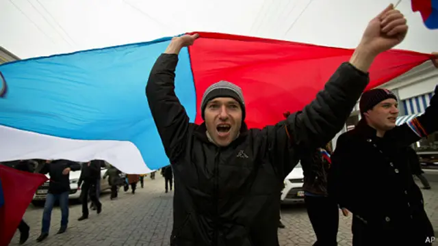 Участники пророссийской акции пронесли по городу флаг России