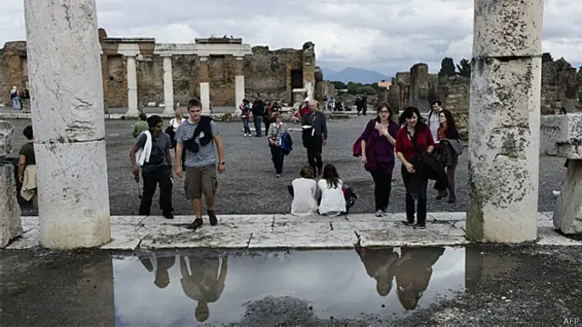 Turistas visitam Pompeia (Arquivo/AFP)