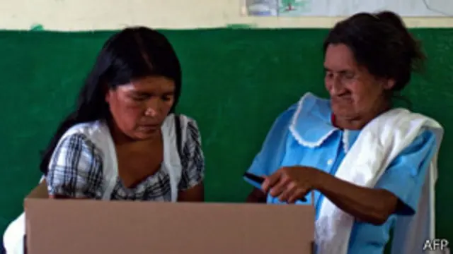 Mujeres votando en El Salvador