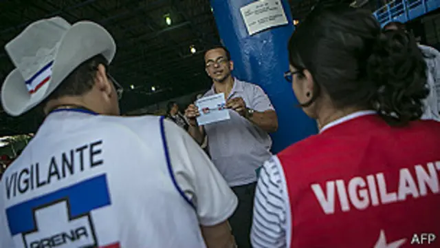 Vigilantes electorales de ambos partidos