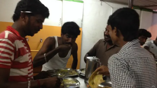 अम्मा किचन में खाना खाते लोग, तमिलनाडु