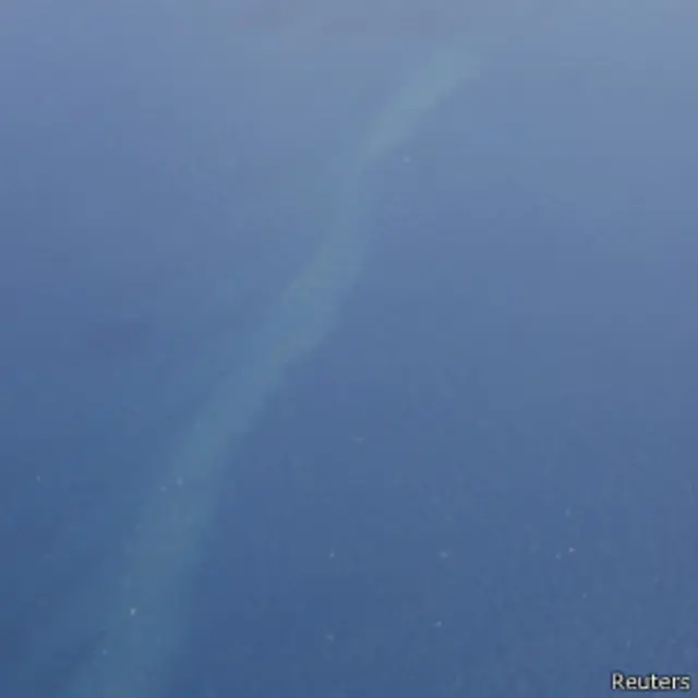 تصویر هوایی از لکه نفتی که احتمال می‌رود مربوط به تانکرهای سوخت هواپیما باشند