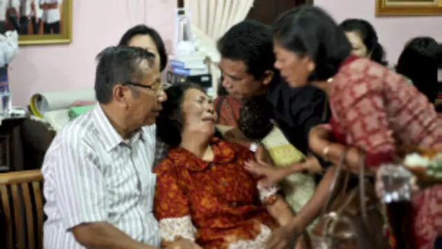 حکام نے طیارے پر سوار مسافروں کے لواحقین کو سخت صورتِ حال سے نمٹنے کے لیے تیار ہونے کا کہا ہے