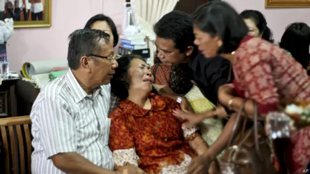 Familiarf10 betpassageirof10 betvoo da Malaysia Airlines é amparada | Crédito: AP 