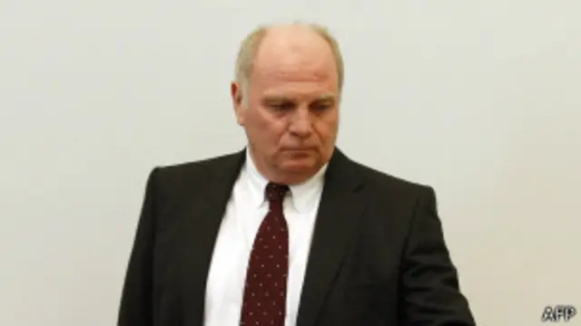 Hoeness secara suka rela memberi tahu bahwa ia menunggak pajak.