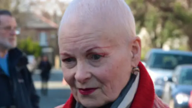 英国设计师维斯特武德剃寸头、露白发宣示环保思想