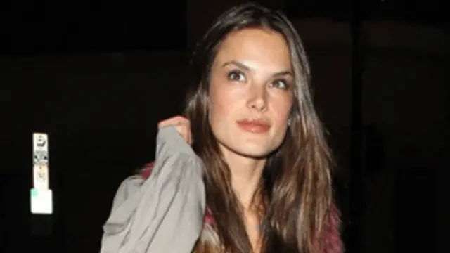 时尚领头人亚历山大•安布罗休(Alessandra Ambrosio)手提麦卡特尼当家法拉贝拉仿蟒蛇皮包