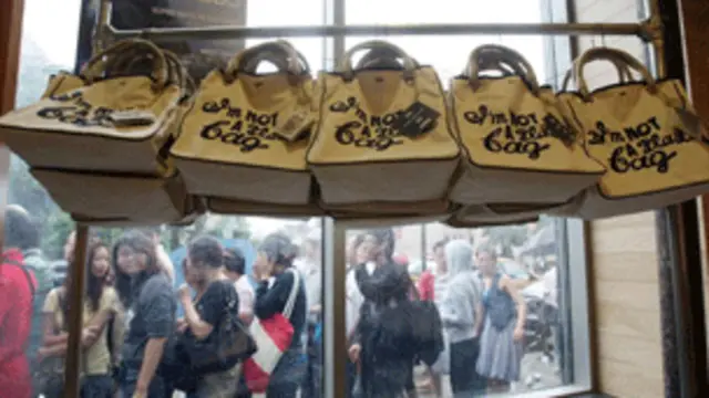 人们在店外排队买“我不是一个塑料袋”帆布包