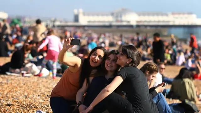 布萊頓的卵石海灘是很美的。暴風雨已經過去，終於盼到雲開日出這一天。 