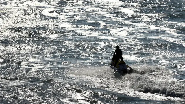 儘管海水仍然很冷，但是不乏勇敢的弄潮者，希望能過把癮！