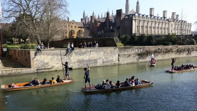 著名的劍橋大學所在的劍橋市優雅恬靜，風景秀美，「劍河」(River Cam)從鎮中穿過。在河面上蕩舟的學子和遊客不時傳來歡聲笑語。