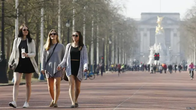 在首都倫敦，人們湧向白金漢宮附近的公園和大道休閒散步。