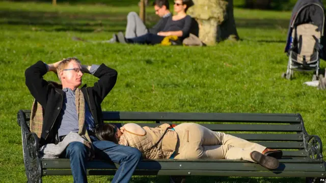 在倫敦市中心的海德公園，人們享受著陽光，好好地補上一覺。