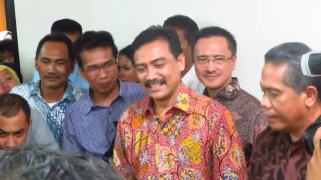 Dalam sidang perdana, Andi tidak didampingi adiknya Choel Malarangeng.