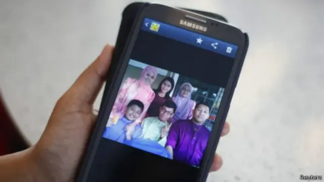 كان محمد رضا حان زماني (الأسفل إلى اليمين) وزوجته نور القمر (33 عاما) على متن الطائرة