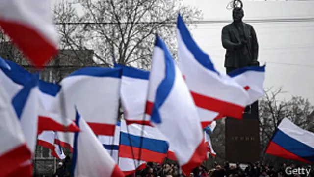 تظاهرات طرفداران روسیه و جدایی شبه جزیره کریمه از اوکراین در برابر تندیس لنین