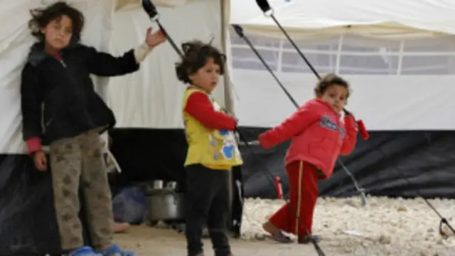 يضطر بعض الأطباء إلى قطع أطراف الأطفال لنقص معدات العلاج.