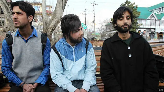 کئی طلبہ کا کہنا ہے کہ ان کے والدین انھیں واپس جانے کی اجازت نہیں دے رہے