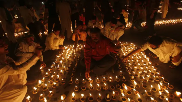 عمران خان کالعدم تحریک طالبان پاکستان کے ساتھ بات چیت کے حامی ہیں۔ وہ ماضی میں مطالبہ کرتے رہے ہیں کہ پاکستان کو قبائلی علاقوں سے فوج کو واپس بلا لینا چاہیے۔