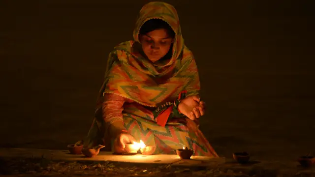 عمران خان کی جماعت تحریک انصاف نے ملک میں امن کے قیام کے لیے مزار قائد کے باہر 23 ہزار سے زائد دیے روشن کرنے کا دعویٰ کیا ہے۔