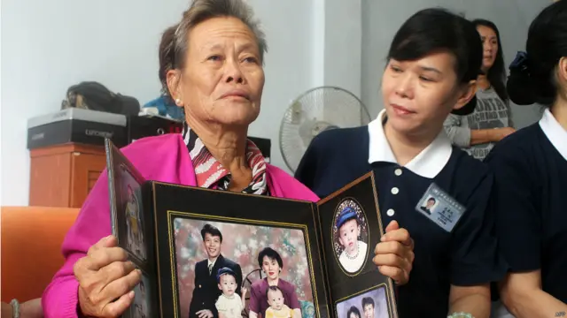 Suharni dan foto putra serta menantu