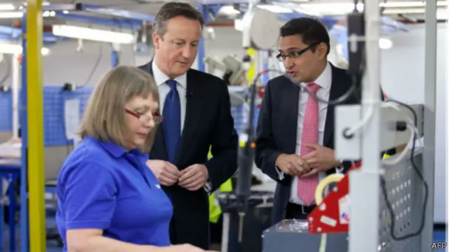 رئيس الوزراء البريطاني ديفيد كاميرون في زيارة لأحد المصانع