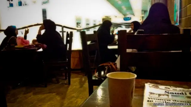 Девушки в кофейне