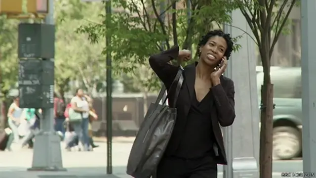 Mujer hablando por telefono