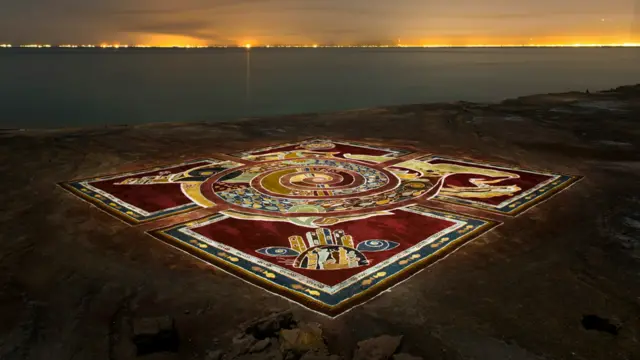 پنجمین فرش خاکی هرمز، بزرگترین فرش خاکی جهان