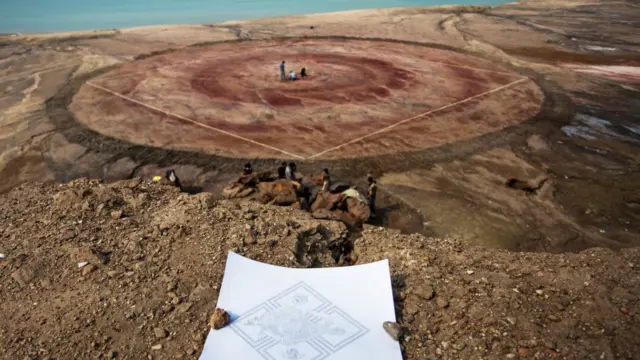 طراحی و بزرگنمایی طرح بر سطح ساحل. ساخت این فرش در سه مرحله:1-طراحی و انتخاب رنگ و میزان آن،2-خاک برداری و طراحی فضا و 3- ساخت کمپ برای اقامت تیم اجرایی در مجاورت سایت فرش انجام گرفته است