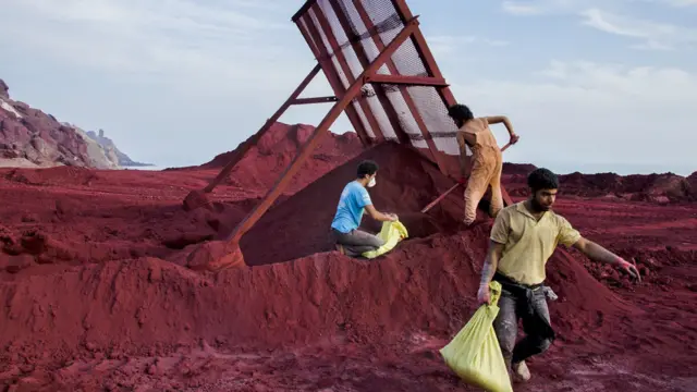 برداشت خاک سرخ، از پس مانده های معدن خاک سرخ هرمز