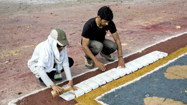 اجرای بخشی از کار، روایت اول از روایت های چهارگانه طرح، کهن الگوی آتش را به تصویر می کشد، داستان دلدادگی پسری فقیر به دختر پادشاه و فرار آنها از ماموران هرمزگانی پادشاه.در این تعقیب و گریز، داماهی به مدد این دو عاشق آمده، آنها را در دل خود جای می دهد و به جزیره هرمز می رساند