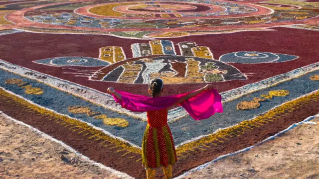 دختر هرمزی، در روایت دوم، کهن الگوی خاک،داستان فقر ساحل نشینان و ظاهر شدن داماهی است. نقل است داماهی مرواریدهایی که از دل دریا جمع آوری می کرده به ساحل نشینان فقیر می بخشیده است.