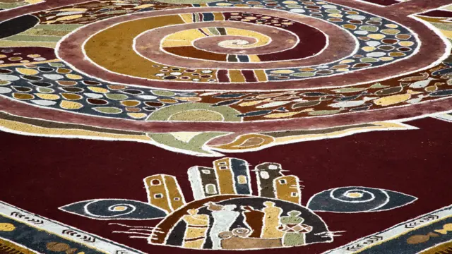 بخشی از طرح، در روایت چهارم، باد :نقل است که دروازه هرمز، از جمجمه داماهی ساخته شده بود.جمجمه ای آنقدر بزرگ که دهانش محل ورود و خروج مردمان به جزیره رنگ ها بوده و در حفرۀ یک چشم،خورشید طلوع و در حفرۀ خالی چشم دیگر غروب می کرده است.