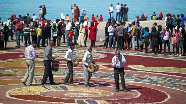 اجرای موسیقی محلی توسط گروه "قنبر راستگو" جفتی‌نواز هرمزگانی