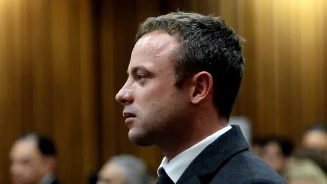 بدا بستوريوس مذهولا بينما كانت أحداث اليوم الذي قتلت فيه صديقته تروى في المحكمة.