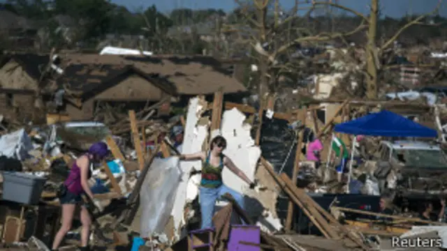 Escombros después de un tornado en Oklahoma.