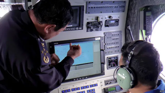 Investigadores analisam informações sobre o voo MH370