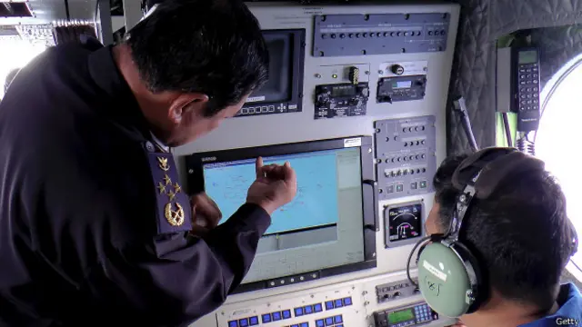 Autoridades malaias observam buscas pelo voo MH370 (Getty)