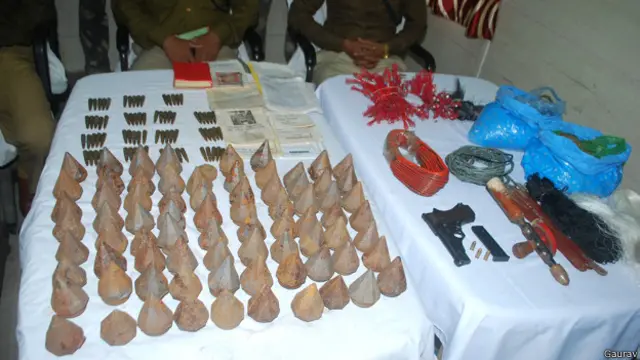 झारखंड में हथियारों के जखीरे की बरामदगी और कथित माओवादी की गिरफ़्तारी