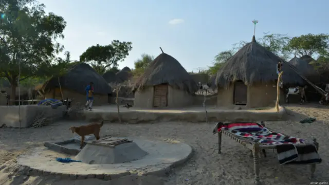 صحراء تھر کی آبادی غیر سرکاری اعداد و شمار کے مطابق پندرہ لاکھ کے قریب ہے اور یہاں کے مکین غربت کی وجہ سے سادہ زندگی گزارتے ہیں۔ اکثر لوگ گھاس سے بنے ہوئے گھروں میں رہتے ہیں جسے مقامی زبان میں چونرا کہتے ہیں۔