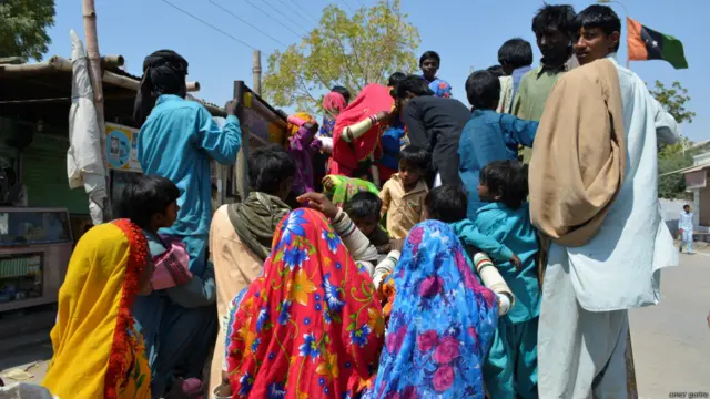 نقل مکانی کرتے ہوئے خاندان